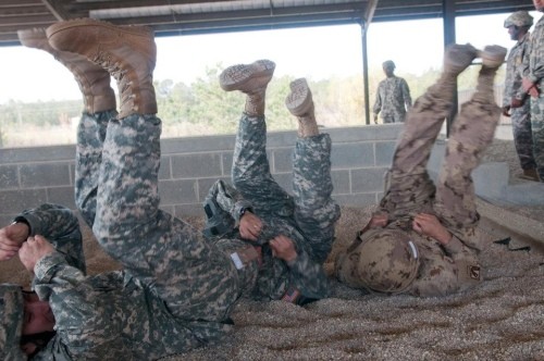 Lính nhảy dù học các thao tác di chuyển, nhảy trên cát